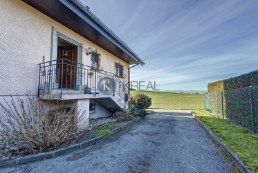 Lumineuse et spacieuse : Maison familiale de 5.5 pièces avec jardin de plus de 500 m²