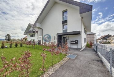 Appartement moderne avec balcon et place de parc intérieure