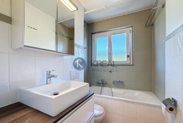 Opportunité rare : appartement avec terrasse dans une PPE rénovée, à 100 m du lac