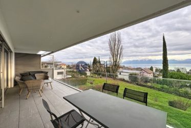 Standing et confort : 4.5 pièces moderne avec terrasse et vue imprenable sur le lac