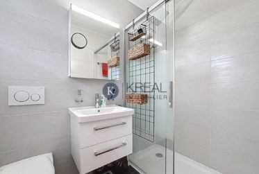 Standing et confort : 4.5 pièces moderne avec terrasse et vue imprenable sur le lac