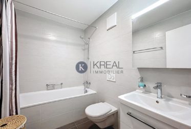 Standing et confort : 4.5 pièces moderne avec terrasse et vue imprenable sur le lac