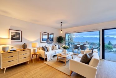 Standing et confort : 4.5 pièces moderne avec terrasse et vue imprenable sur le lac