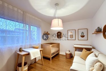 Standing et confort : 4.5 pièces moderne avec terrasse et vue imprenable sur le lac