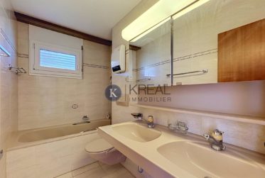 Spacieux appartement avec potentiel et espaces extérieurs uniques