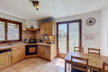 Cadre résidentiel recherché : villa de 5.5 pièces avec beaux volumes et jardin clôturé