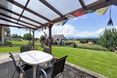 Cadre résidentiel recherché : villa de 5.5 pièces avec beaux volumes et jardin clôturé