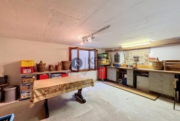Cadre résidentiel recherché : villa de 5.5 pièces avec beaux volumes et jardin clôturé