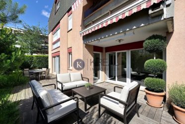 Spacieux appartement avec potentiel et espaces extérieurs uniques