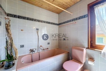 Cadre résidentiel recherché : villa de 5.5 pièces avec beaux volumes et jardin clôturé