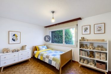 Spacieux appartement avec potentiel et espaces extérieurs uniques