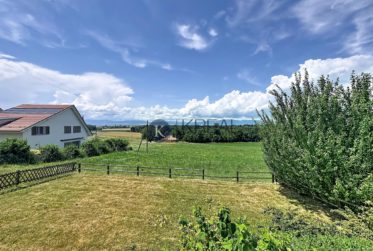 Cadre résidentiel recherché : villa de 5.5 pièces avec beaux volumes et jardin clôturé
