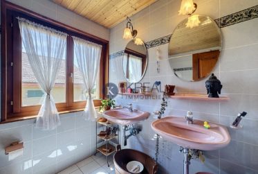 Cadre résidentiel recherché : villa de 5.5 pièces avec beaux volumes et jardin clôturé