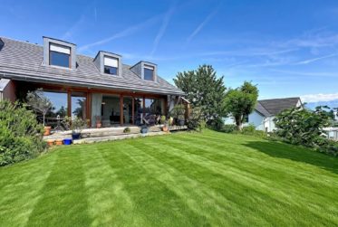 Charmante maison jumelée de 5.5 pièces avec jardin arboré et terrasse ensoleillée