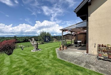 Cadre résidentiel recherché : villa de 5.5 pièces avec beaux volumes et jardin clôturé