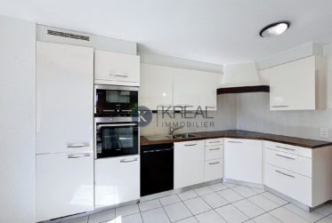 Spacieux appartement avec potentiel et espaces extérieurs uniques