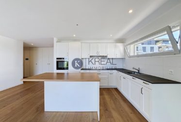 Cadre de vie privilégié : 4,5 pièces moderne avec balcon et vue exceptionnelle sur le lac