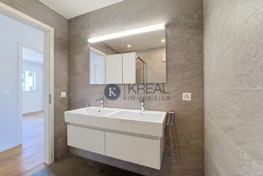 Cadre de vie privilégié : 4,5 pièces moderne avec balcon et vue exceptionnelle sur le lac